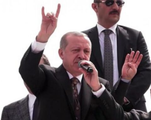 Foto de archivo del presidente turco, Recep Tayyip Erdogan, realizando el saludo de los Lobos Grises. Foto cortesía de ahvalnews.com