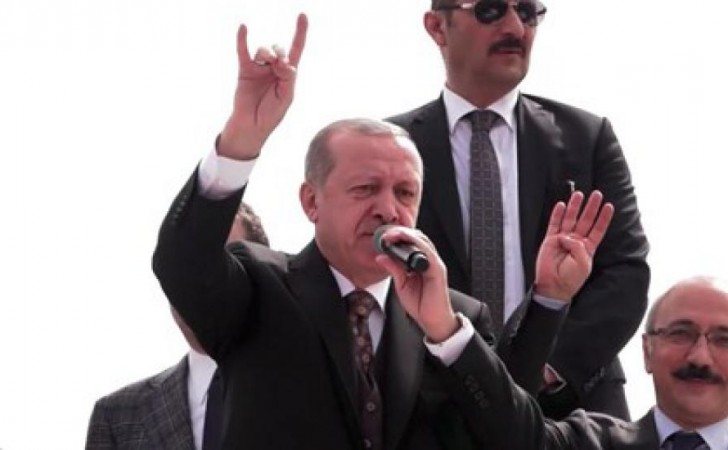Foto de archivo del presidente turco, Recep Tayyip Erdogan, realizando el saludo de los Lobos Grises. Foto cortesía de ahvalnews.com