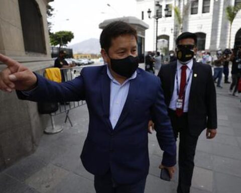 Guido Bellido points out that he requested tickets for Arturo Cárdenas from Daniel Abarca, former advisor to the Mincetur