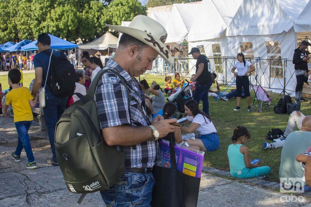 Personas en la fortaleza de San Carlos de La Cabaña, durante la Feria Internacional del Libro de La Habana 2020 . Foto: Otmaro Rodríguez.