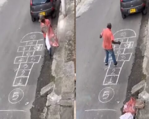 He released his recycling bag and also his "inner child", a street dweller had fun playing goloss