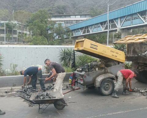 Escuadrón Caza Huecos desplegado en Antímano en labores de recuperación vial