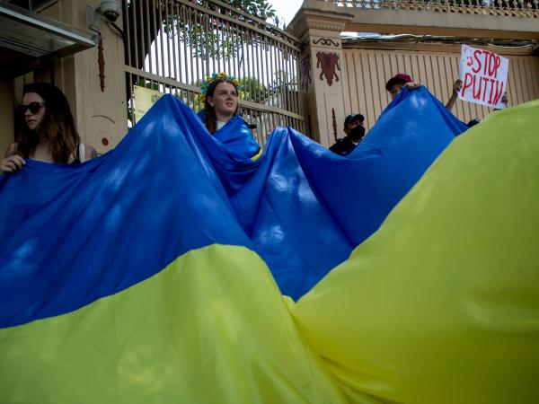 How many Colombians have been evacuated from Ukraine due to the war?