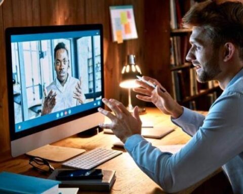 How many days are recommended to go to the office in a hybrid job