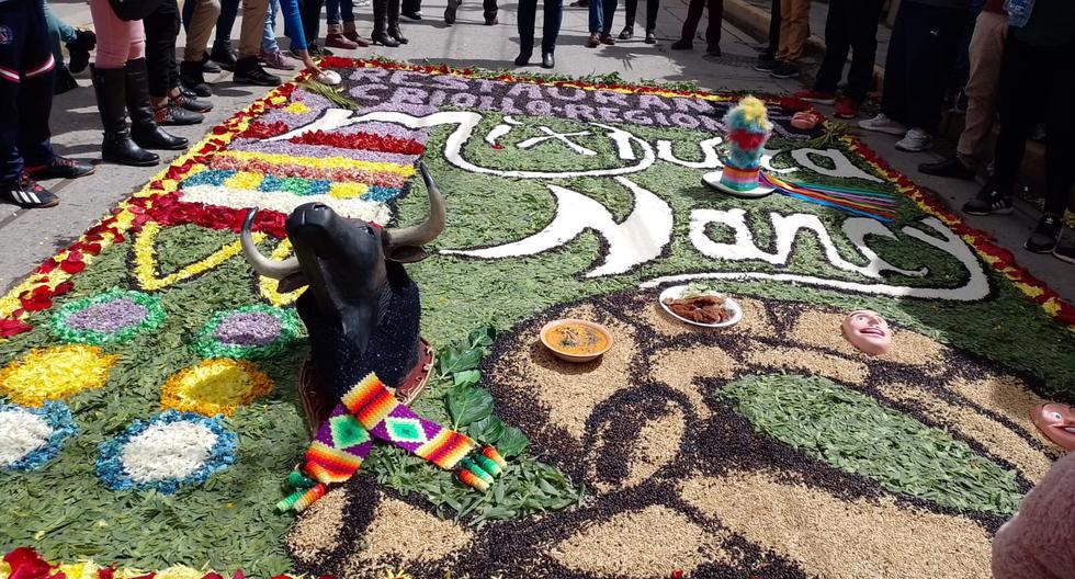 Huancavelica: Faithful make colorful rugs for Palm Sunday