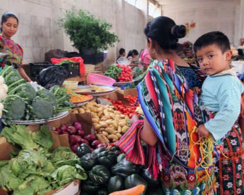 Mercado popular en Guatemala. Foto: PAHO/WHO.