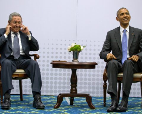 Los entonces presidente, el cubano Raúl Castro, y el estadounidense, Barack Obama, sostuvieron un encuentro en Panama el año 2015, separado de la Cumbre de las Américas.