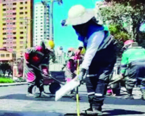 La Paz: the pothole plan reaches the roads of three zones