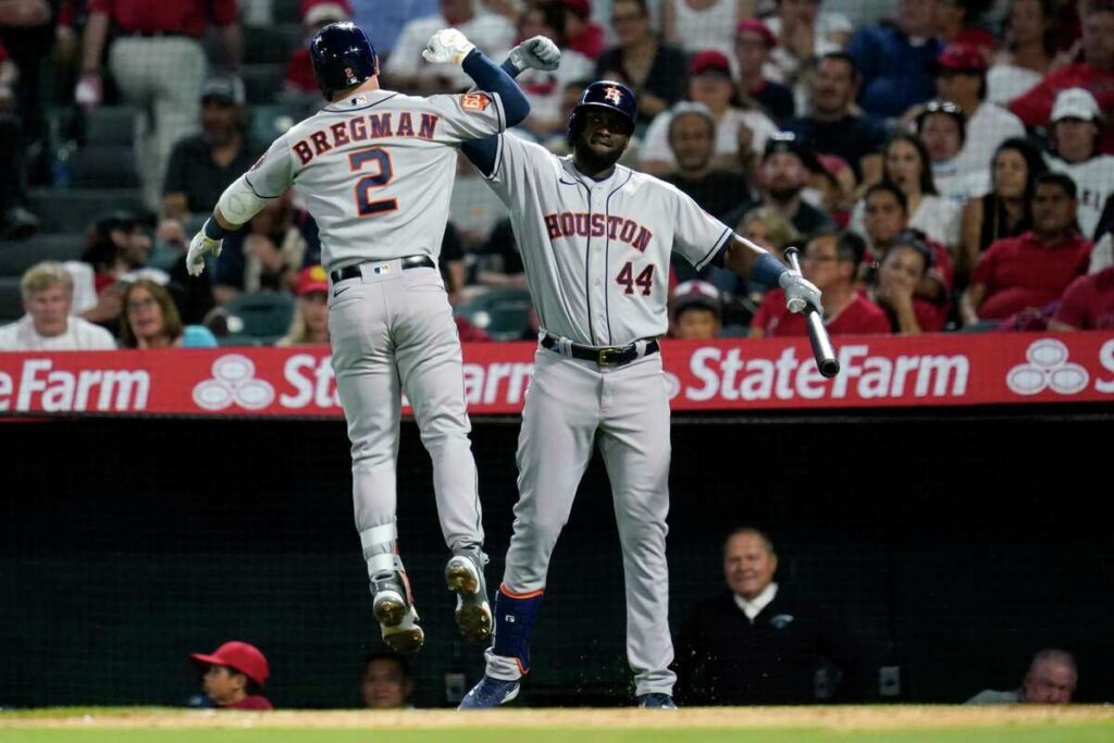 Yordan Álvarez conectó el primer jonrón cubano del 2022 en Grandes Ligas. Foto: Tomada del Chron.