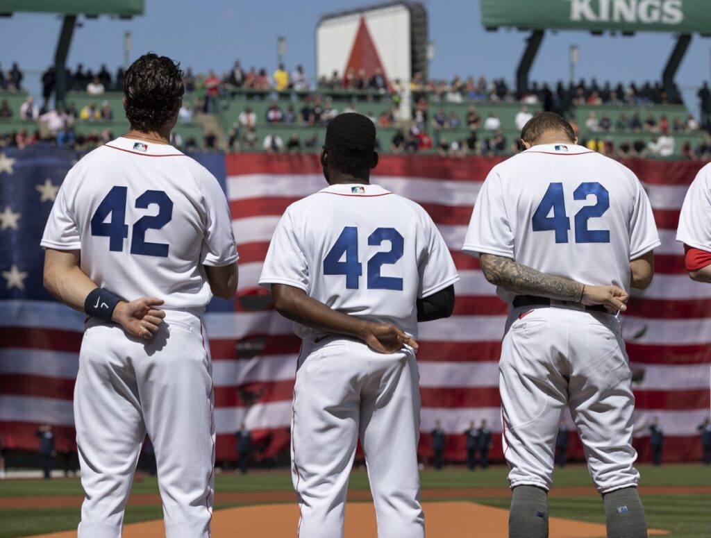 Postales que deja el Jackie Robinson Day en Grandes Ligas.  Foto: CJ Gunther/EFE.