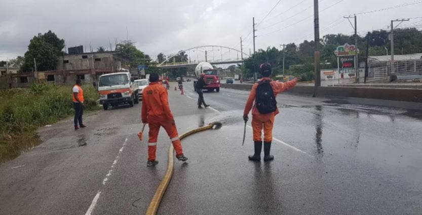 MOPC: Lluvias dificultan el tránsito del Kilómetro 22 de autopista Duarte