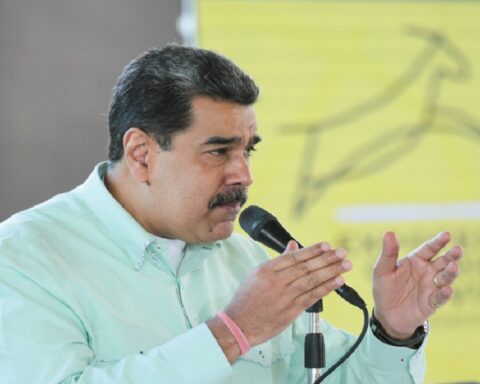 Maduro calls on his militancy to "twist the arm of bureaucratism"