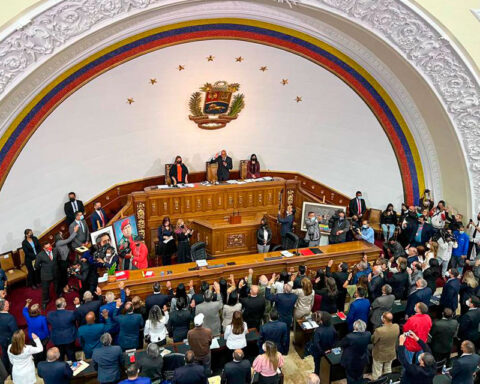 Maduro congratulates TSJ magistrates;  opposition parties and human rights NGOs reject them