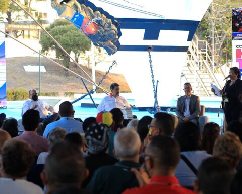 Maduro urges to deepen decolonizing character in educational programs