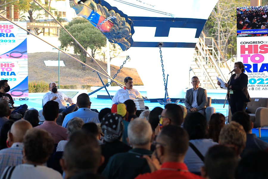 Maduro urges to deepen decolonizing character in educational programs