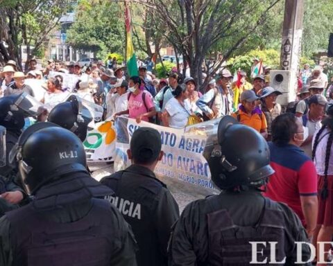 Marchers who demand the construction of a highway arrived at the Governor's Office, but they did not find Camacho, who continues to meet with mayors