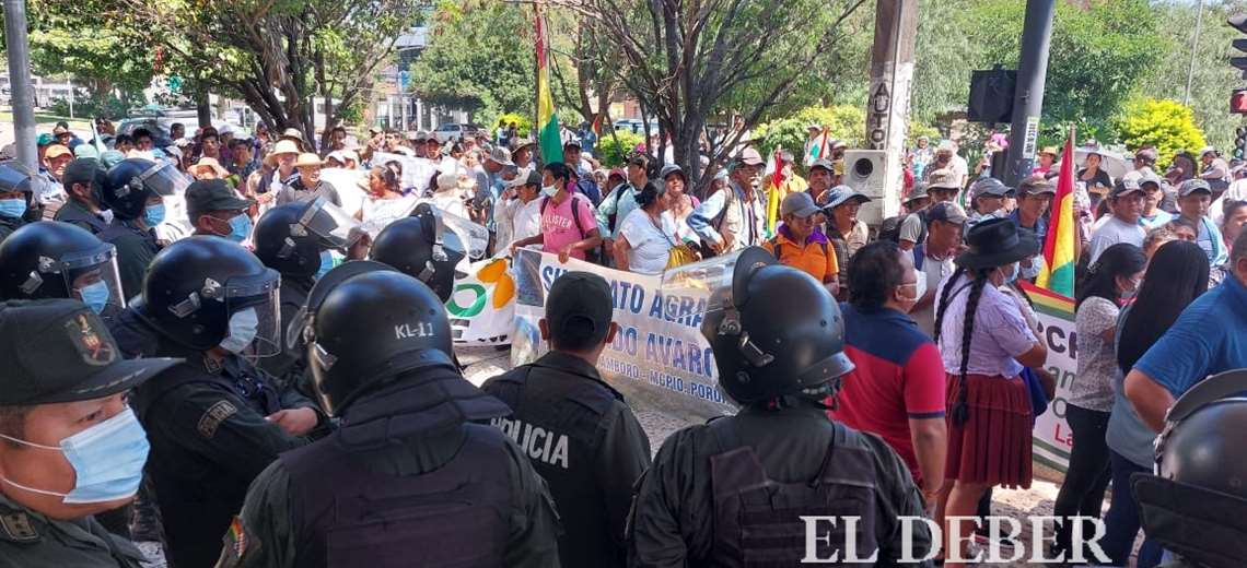 Marchers who demand the construction of a highway arrived at the Governor's Office, but they did not find Camacho, who continues to meet with mayors