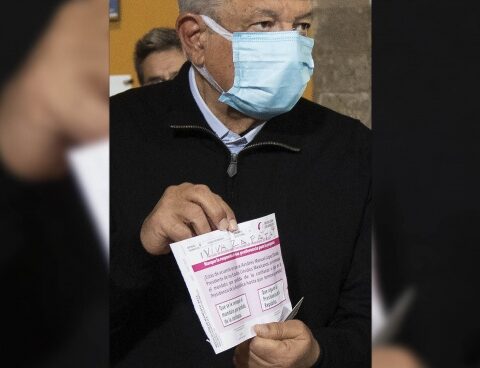 Mexico decides in a referendum if López Obrador ends his term or leaves before