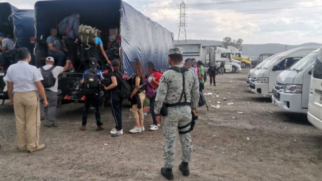 Mexico intercepts 330 migrants, including 44 Nicaraguans, on a highway