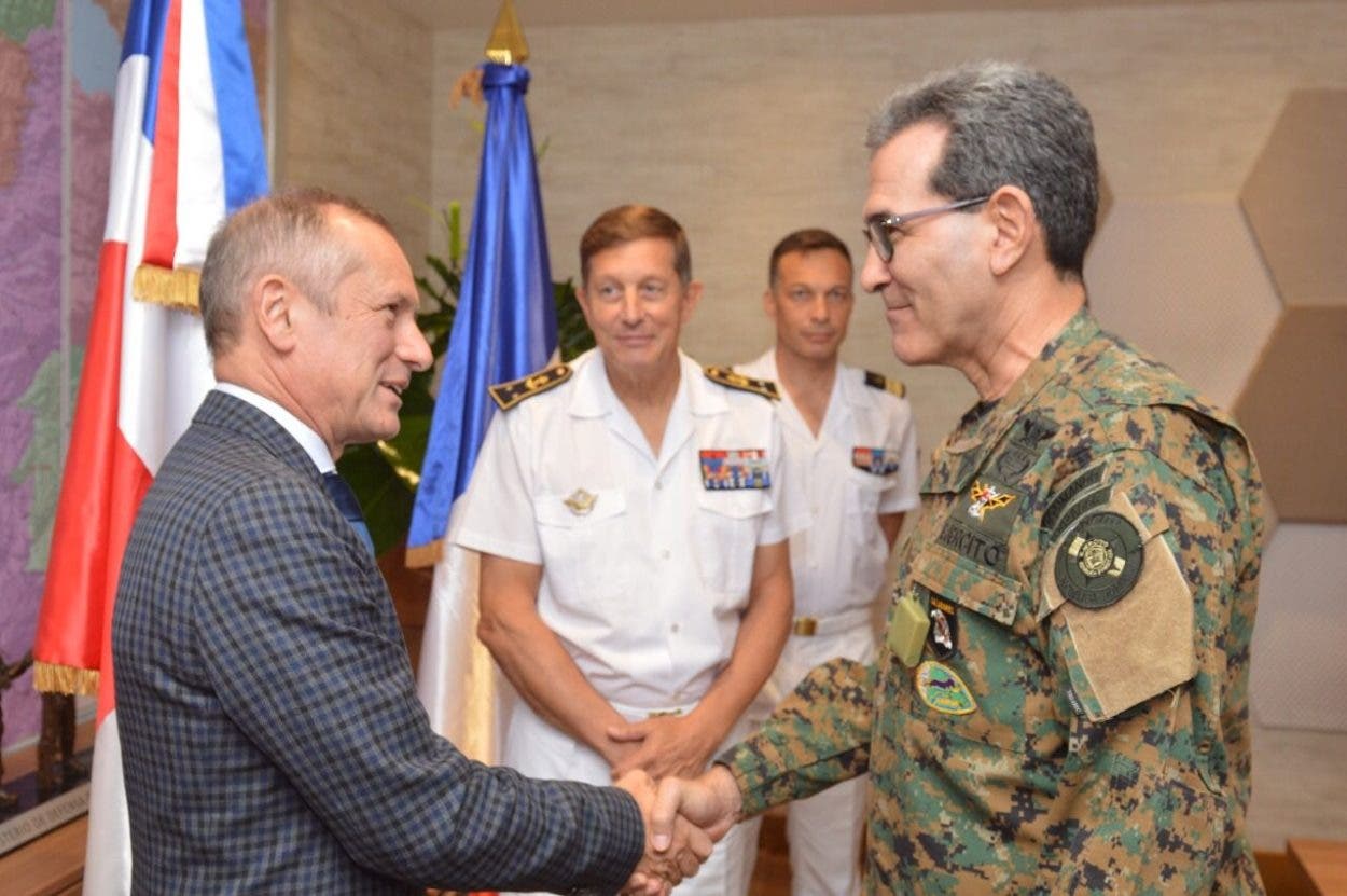 Ministro de Defensa recibe visita del Embajador de Francia en RD