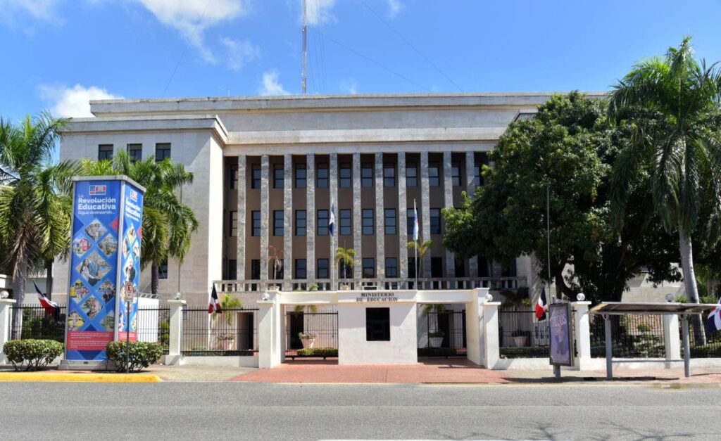 Ministerio de Educación llama al reinicio de la docencia mañana lunes