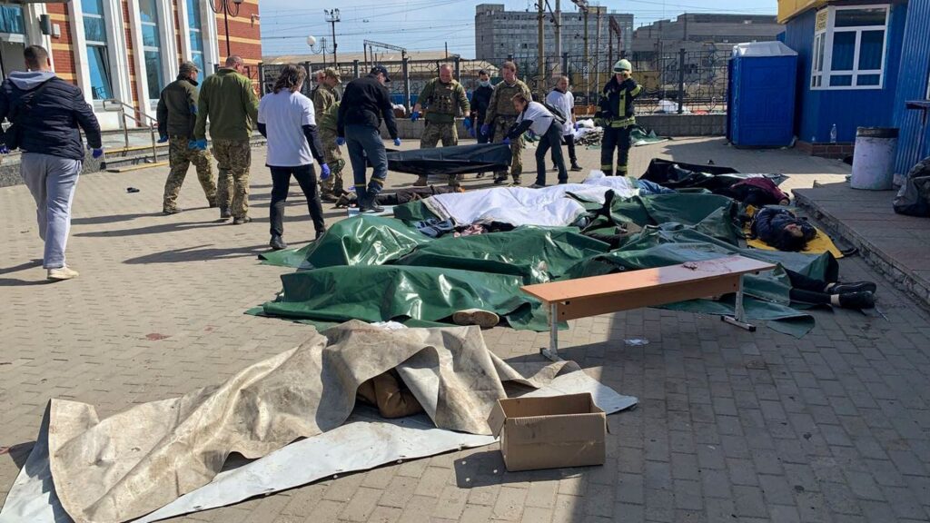 Traslado de cuerpos sin vida de las víctimas del ataque contra la estación de tren de Kramatorsk, Ucrania. Foto: Foto: Fadel Senna /AFP.