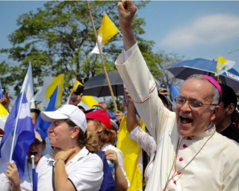 Monseñor Silvio Báez en una de las marchas en respaldo a los obispos de Nicaragua. Foto: END