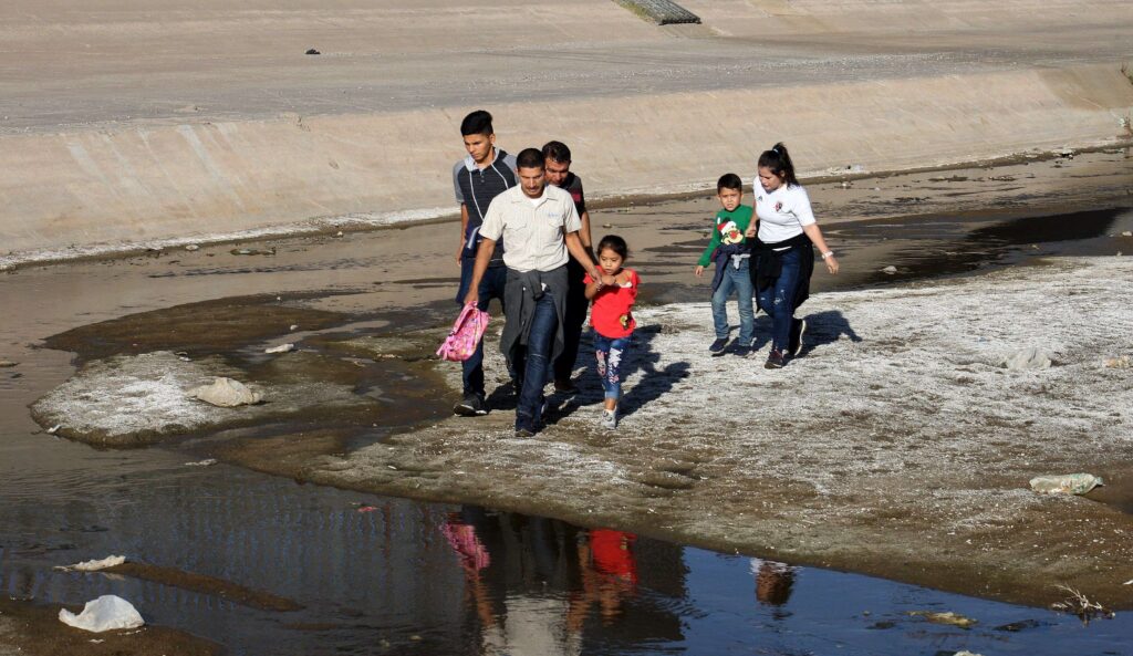 Una familia de migrantes cruza el río Bravo el martes 16 de abril de 2019, en la fronteriza Ciudad Juárez, en el estado de Chihuahua. Foto: David Peinado / EFE.