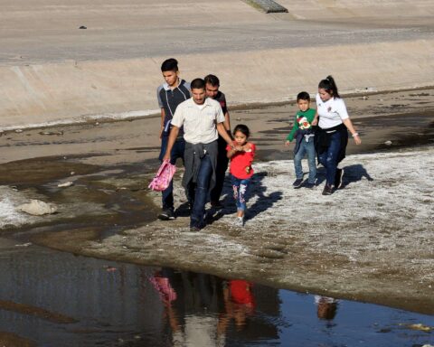 Una familia de migrantes cruza el río Bravo el martes 16 de abril de 2019, en la fronteriza Ciudad Juárez, en el estado de Chihuahua. Foto: David Peinado / EFE.