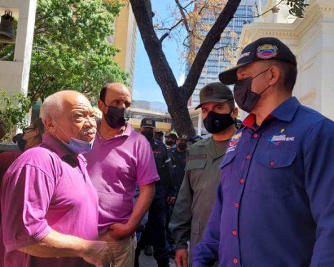 More than 700 security officials guard the procession of the Nazarene of San Pablo