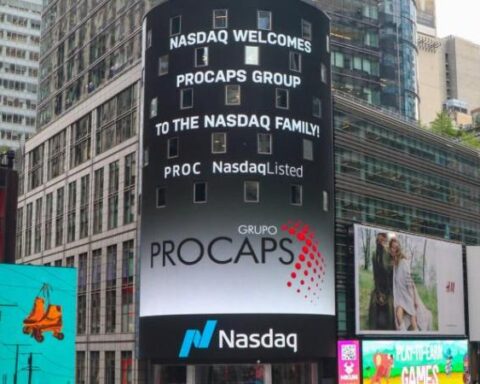 Nasdaq fell 4.17% and closed its worst month since 2008