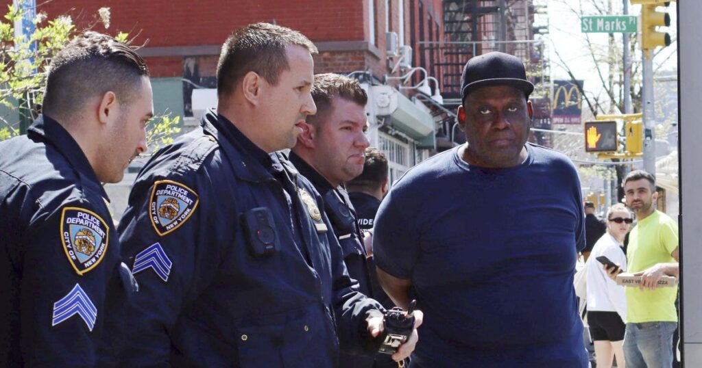 Frank James es arrestado por la Policía de Nueva York el 13 de abril de 2022. Foto: Meredith Goldberg/AP.