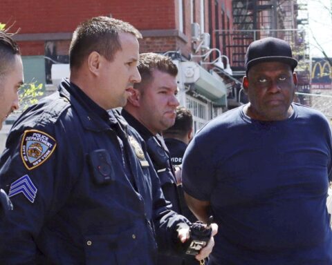 Frank James es arrestado por la Policía de Nueva York el 13 de abril de 2022. Foto: Meredith Goldberg/AP.