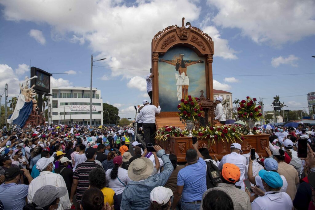 Nicaraguan Catholics commemorate the Passion of Christ on the Way of the Cross