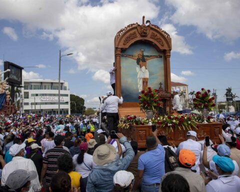Nicaraguan Catholics commemorate the Passion of Christ on the Way of the Cross