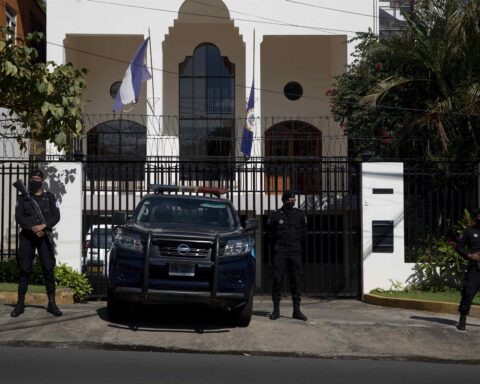 Nicaraguan Regime Keeps OAS Headquarters Besieged