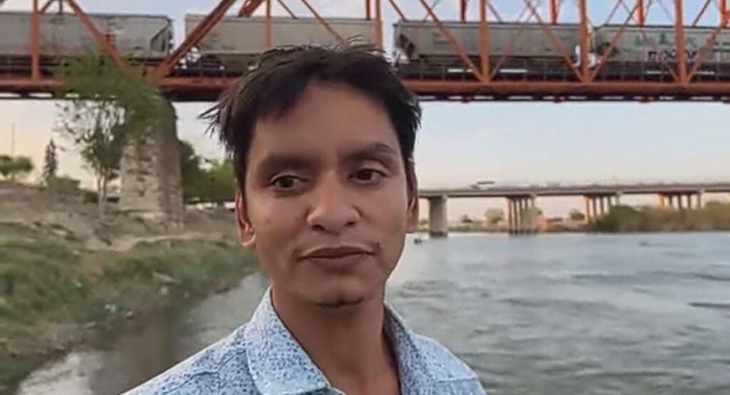 Nicaraguan asks to be filmed before crossing the Rio Grande to "reassure his relatives"