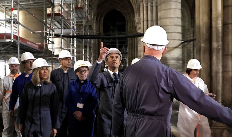 El presidente Macron y su esposa visitando Notre Dame. Foto: Bloomberg.