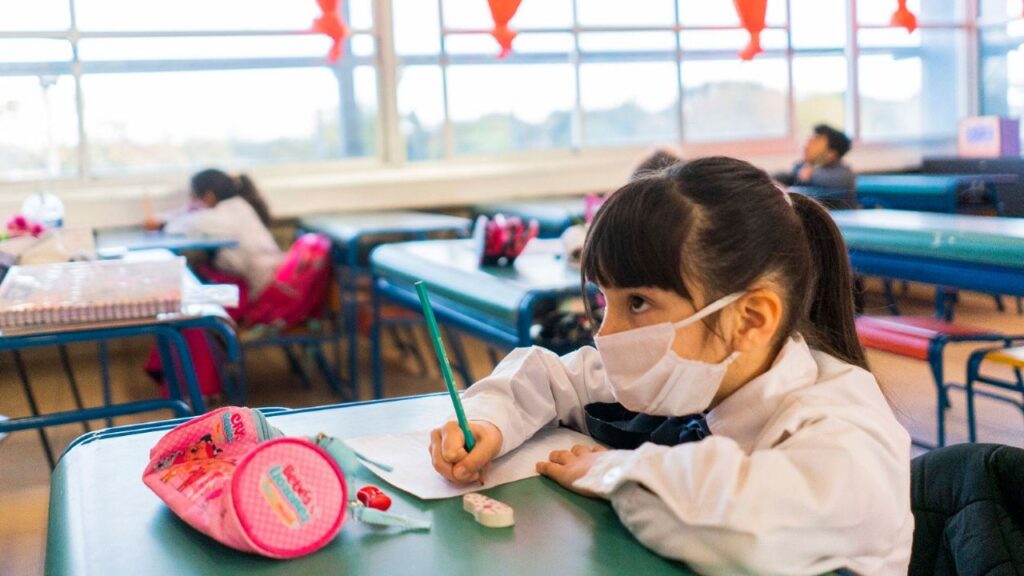 Officialize the optional use of the chinstrap in Buenos Aires schools