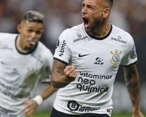 On Maycon night, Corinthians wins Boca in Libertadores