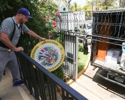 Ortega sends to occupy the building where the OAS worked, but delivers equipment and furniture that was in the offices