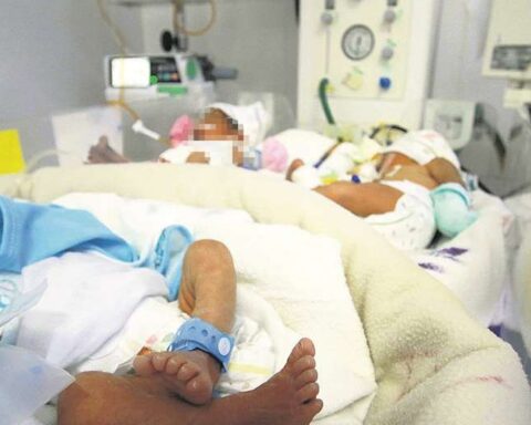 Overcrowding drowns motherhood;  in a room for 6 can fit up to 18 neonates