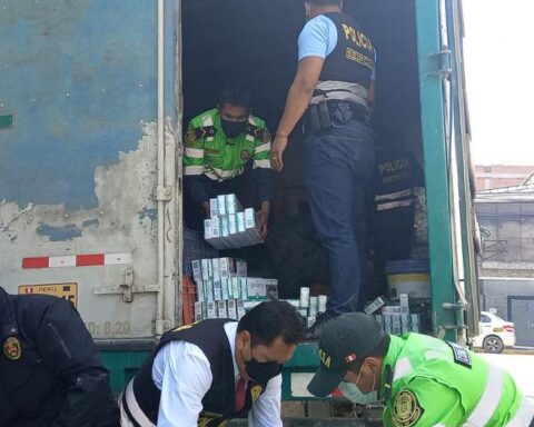 PNP finds 16,000 packs of cigarettes hidden in truck coves arriving in Huancayo (PHOTOS)