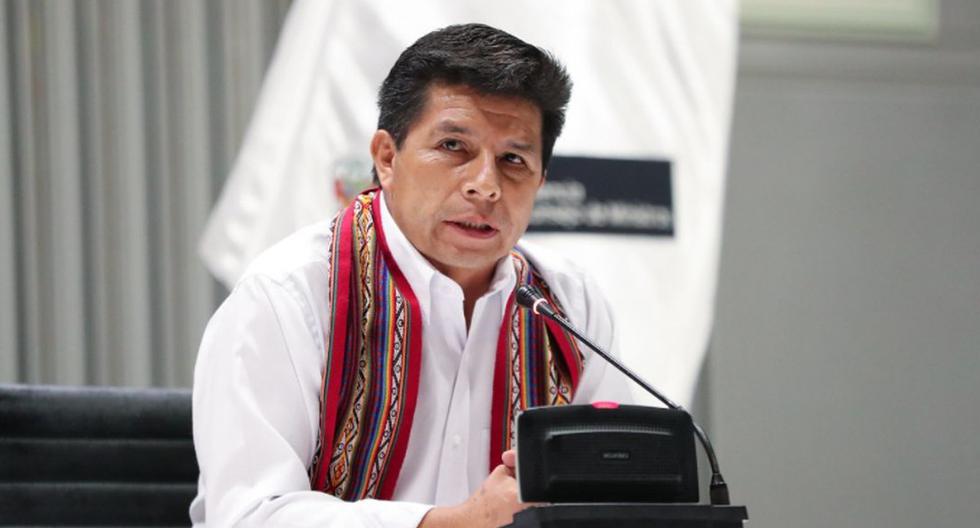 Pedro Castillo greets the new board of directors of Petroperú headed by Humberto Campodónico