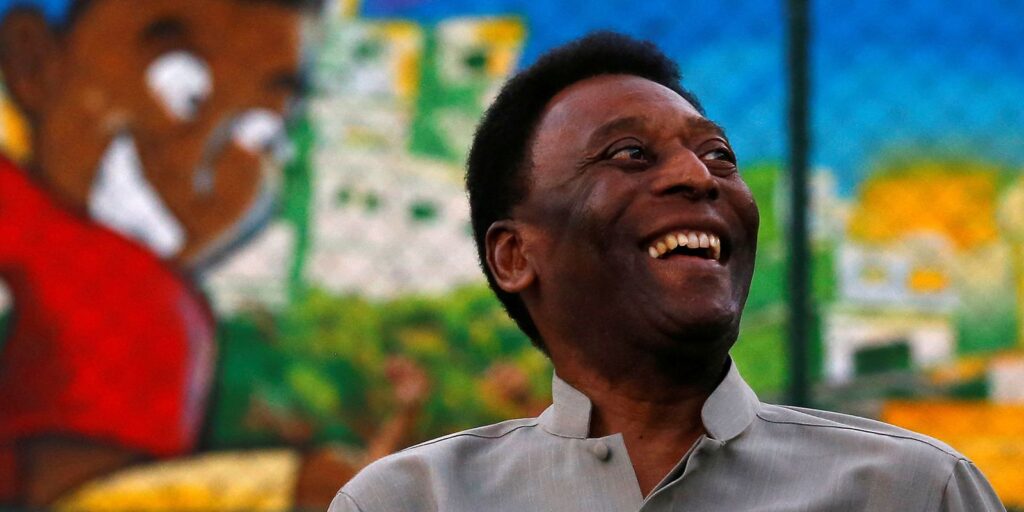 Pele is discharged from Albert Einstein hospital