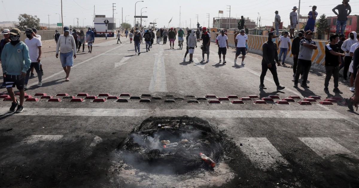 Peruvian government imposes curfew in Lima after protests