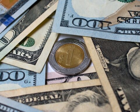 Peso depreciates at the opening and outlines its first weekly drop in a month