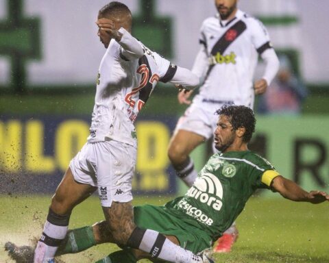 Playing at Arena Condá, Vasco draws with Chapecoense