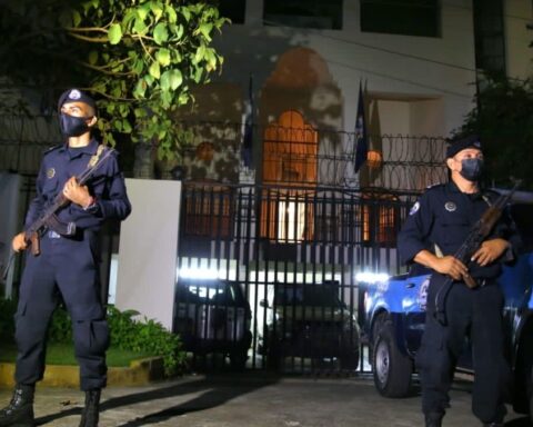 Police surround OAS office in Managua after Ortega leaves the organization early