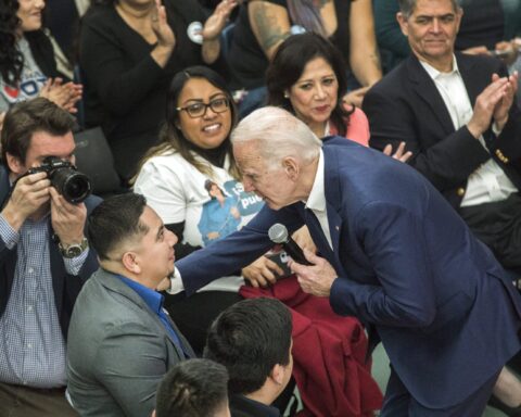 Biden con votantes hispanos. Foto: The Nevada Independent.